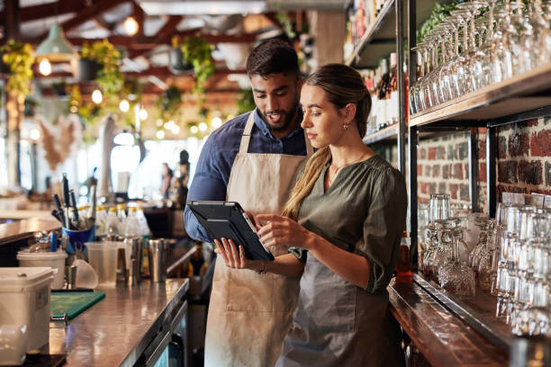 tablet, barman ou pessoas de pequenas empresas para comunicação, networking ou verificação de pedidos on-line. pesquisa, planejamento de inicialização ou trabalho em equipe para lista de verificação de inventário, gerenciamento de estoque ou revis - food service occupation - fotografias e filmes do acervo