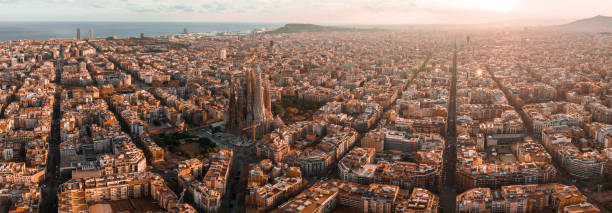 vue aérienne des toits de la ville de barcelone et de la cathédrale de la sagrada familia au coucher du soleil. - barcelone espagne photos et images de collection