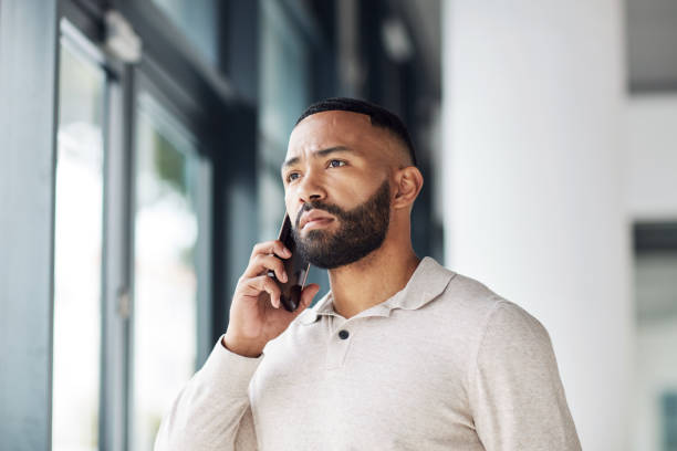 pensante, serio e uomo d'affari che parla in una telefonata per networking, comunicazione e idea. ascolto, concentrazione e dipendente con un cellulare per conversazione, discussione e connessione al lavoro - telephone worried one person discussion foto e immagini stock