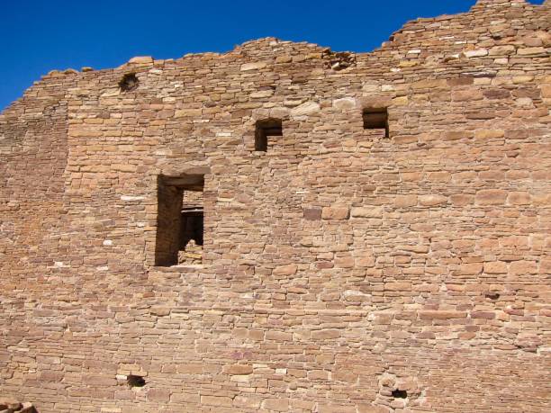 남쪽 벽의 출입구와 창문, 푸에블로 델 아로요, 차코 문화 국립 역사 공원 - pueblo del arroyo ruins 뉴스 사진 이미지