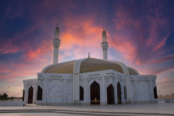 hermosa vista frontal de la entrada de la mezquita de hassan en any al atardecer en jeddah, arabia saudita. arquitectura y cultura islámica. - moody sky audio fotografías e imágenes de stock