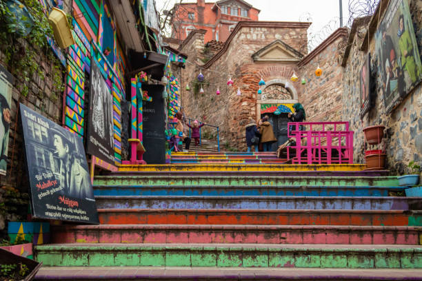 coloridas escaleras de balat en estambul - staircase steps istanbul turkey fotografías e imágenes de stock