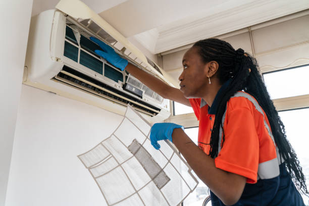 черный женщина-техник обслуживания открытого кондиционера в помещении для проверки и ремонта - refrigeration cycle стоковые фото и изображения