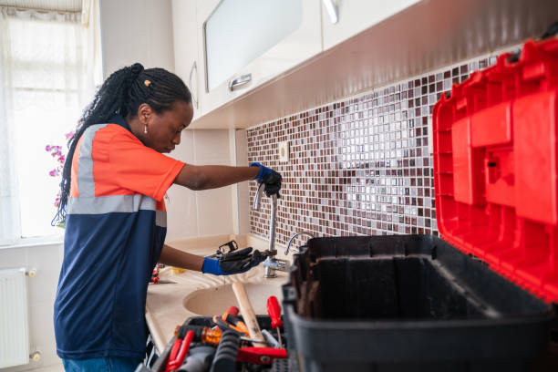 흑인 여성 배관공이 집의 부엌 싱크대에서 누수를 고치는 - sink drain plumber domestic kitchen 뉴스 사진 이미지