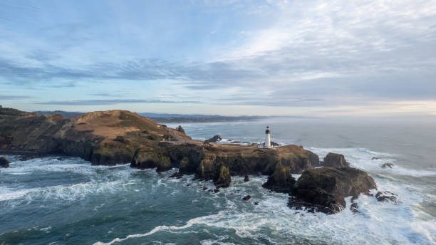 drone aerial yaquina head leuchtturm newport oregon coast sonnenuntergang foto 7 - newport oregon stock-fotos und bilder