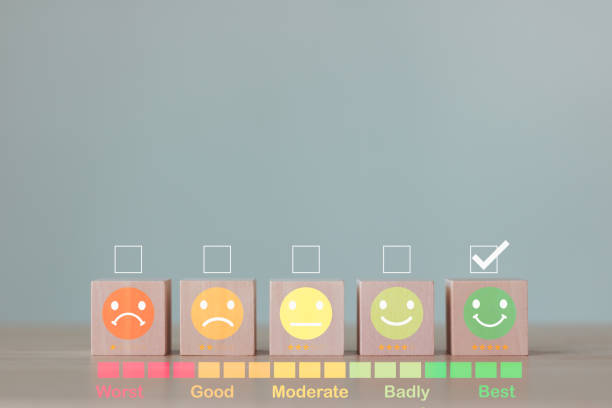 最高の優れたビジネスサービス評価カスタマーエクスペリエンスのコンセプト。木の立方体ブロックにチェックマークまたはチェックされた笑顔。フィードバック評価と肯定的な顧客レビュ� - checkbox ticked document form ストックフォトと画像