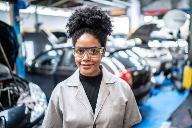 portrait of a auto mechanic woman on a repair shop - trainee working car mechanic imagens e fotografias de stock