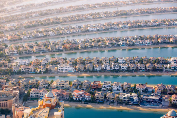 팜 주메이라. 휴일 빌라, 해변 및 고급 호텔은 일몰에 볼 수 있습니다. - dubai beach hotel skyline 뉴스 사진 이미지