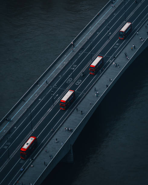 vista aérea da london bridge e ônibus vermelhos de dois andares em londres, reino unido - red bus - fotografias e filmes do acervo