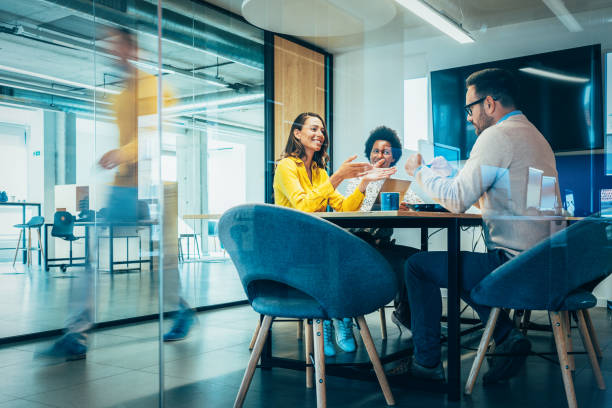 lugar de trabajo - reunión de negocios fotografías e imágenes de stock