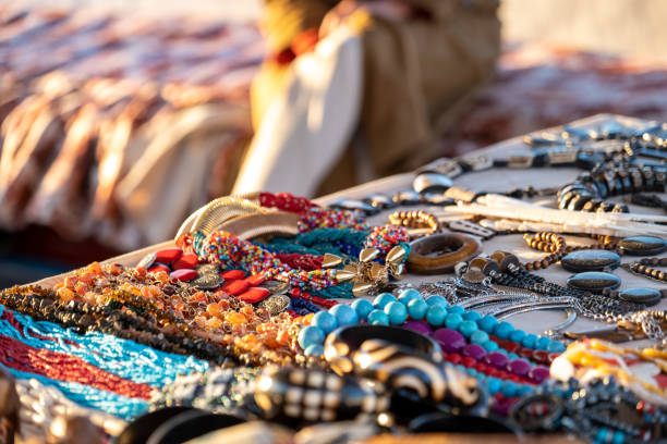 articoli nubiani in vendita in egitto - clothing east africa color image colors foto e immagini stock