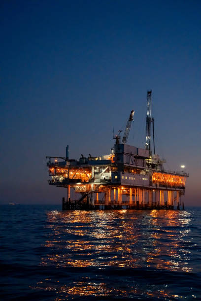 equipo de perforación vertical de fracking en alta mar en el océano pacífico cerca de long beach y los ángeles california y la isla catalina al atardecer en un día claro y tranquilo - oil rig sea drilling rig sunset fotografías e imágenes de stock