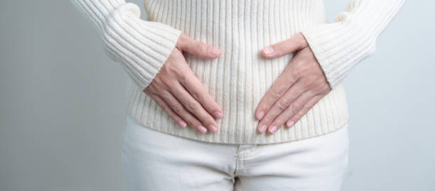 frau, die ihren bauch hält. schwangerschaft, fortpflanzungssystem, menstruation und gynäkologische konzepte - human cardiovascular system fotos stock-fotos und bilder