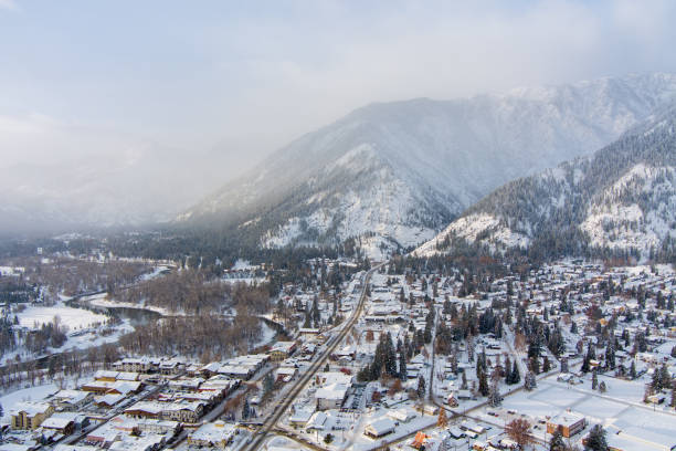 ливенворт, восход солнца в вашингтоне - tree leavenworth snow sky стоковые фото и изображения