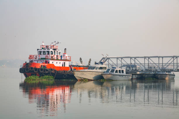 Indian navy patrol boats at a jetty near Princep Ghat, Kolkata India on a winter morning. Indian navy patrol speed boats at a jetty near Princep Ghat, Kolkata India on a foggy winter morning. Photograph shot on November 10, 2022. Indian Navy stock pictures, royalty-free photos & images