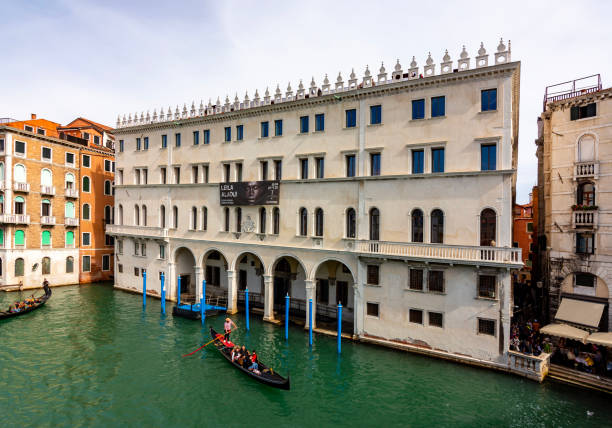 フォンダコ・デイ・テデスキ・パレス・オン・グランデ・カナル、ヴェネツィア、イタリア - facade palace grand canal canal ストックフォトと画像