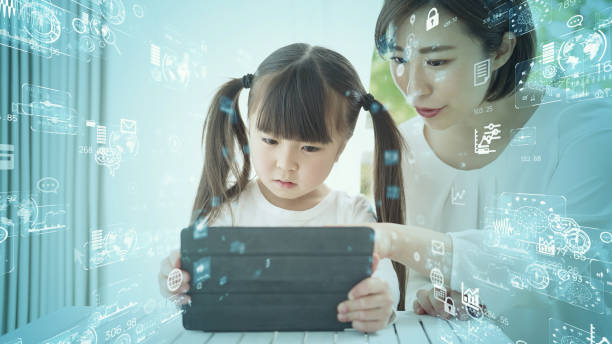 concetto di tecnologia dell'istruzione. edtech. ai (intelligenza artificiale). trasformazione digitale. - child digital tablet mother teaching foto e immagini stock