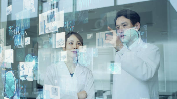 médicos asiáticos mirando pantallas de hologramas. tecnología médica. tecnología médica. - procedimiento médico fotografías e imágenes de stock