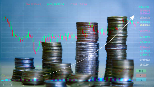 Coins are laid in graph.Business success concept wealth stock investment.Business in the digital age.Digital transformation for next generation technology.Technology is growing by leaps and bounds el negocio o comerciante está mostrando crecientes acciones de hologramas virtuales, invirtiendo en el comercio. concepto de éxito empresarial. concepto de inversión en acciones de riqueza. crecimiento empresarial en la era digital. crecimiento del nego