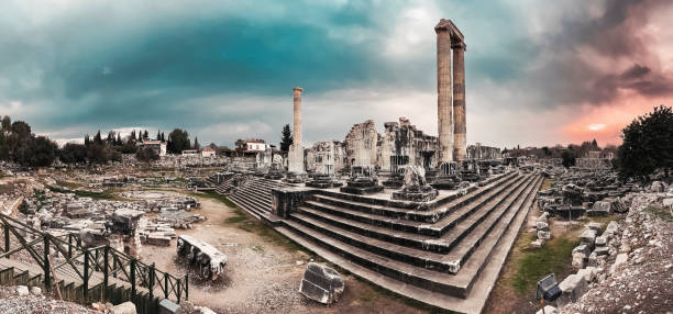 vista del templo de apolo en la antigua ciudad de didyma, aydin, turquía - edad de bronce fotografías e imágenes de stock