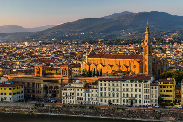 la basilica di santa croce a firenze alla luce del tramonto. - piazza di santa croce foto e immagini stock