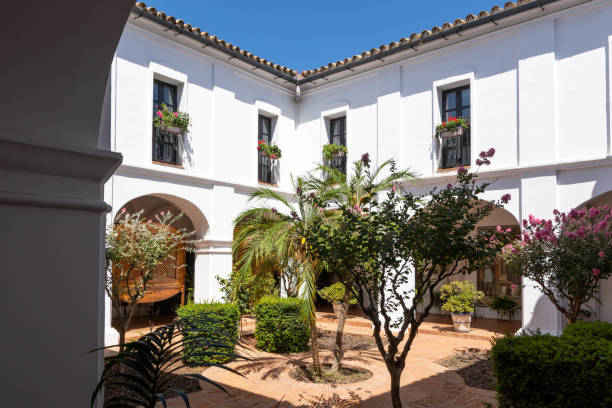 patio con plantas bien cuidadas, monasterio de la rábida en huelva - huelva province fotografías e imágenes de stock