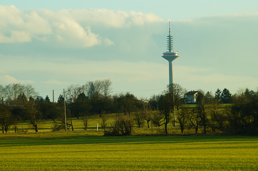 Fields and orchards characterize the green belt between Bonames and Frankfurter Berg. Only the television tower gives an idea of the nearby city.