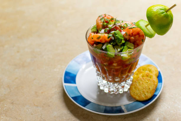 delicioso cóctel de camarones con galletas saladas, cebolla picada, cilantro, aguacate y lima - avocado lemon snack cracker fotografías e imágenes de stock