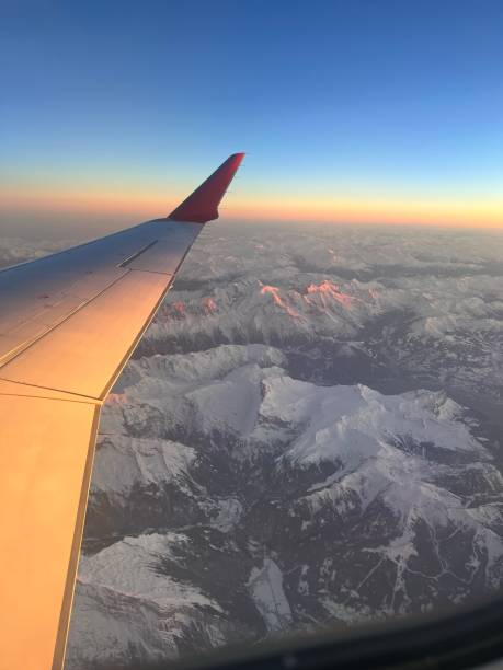 vista aérea de los alpes - silla al lado de la ventana fotografías e imágenes de stock