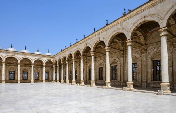 cortile della grande moschea di muhammad ali al cairo - courtyard arch arabic style cairo foto e immagini stock