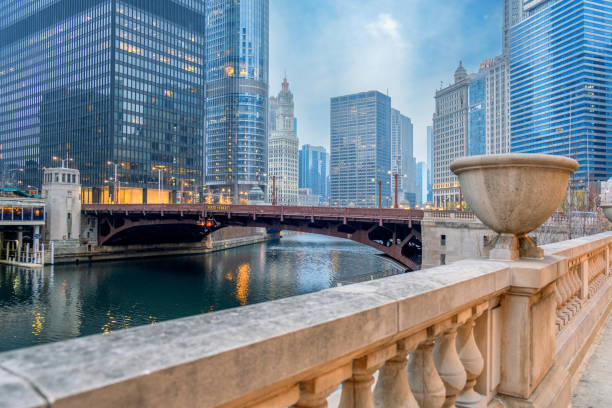 riverbank i state street bridge w centrum chicago - chicago illinois chicago river bridge zdjęcia i obrazy z banku zdjęć