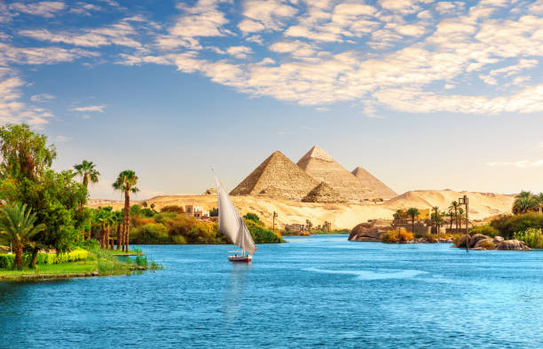 krásná scenérie nilu s plachetnicí v nilu na cestě k pyramidám, asuán, egypt - egyptská kultura - stock snímky, obrázky a fotky