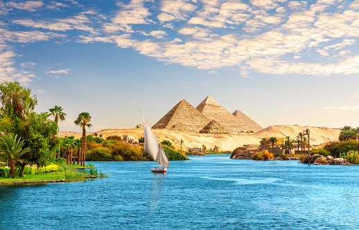 Hermoso paisaje del Nilo con velero en el Nilo de camino a las pirámides, Asuán, Egipto photo