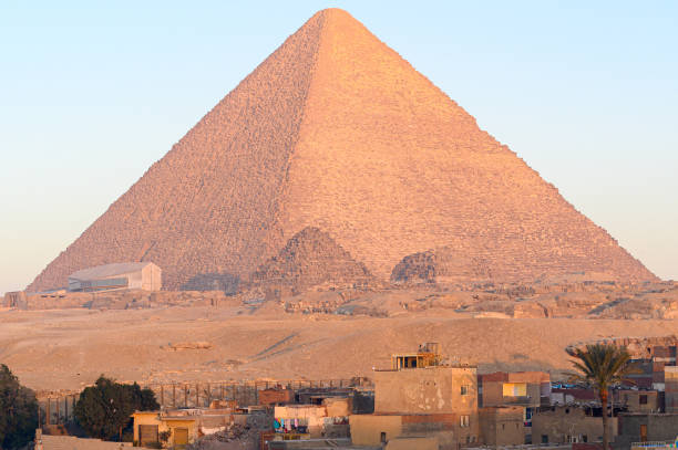 große pyramide von gizeh - die pyramiden von menkaure- khafre und khufu- nekropole von gizeh- unesco-weltkulturerbe 1979- ägypten- ägyptische zivilisation- altes reich- dynastie iv - egyptian dynasty stock-fotos und bilder