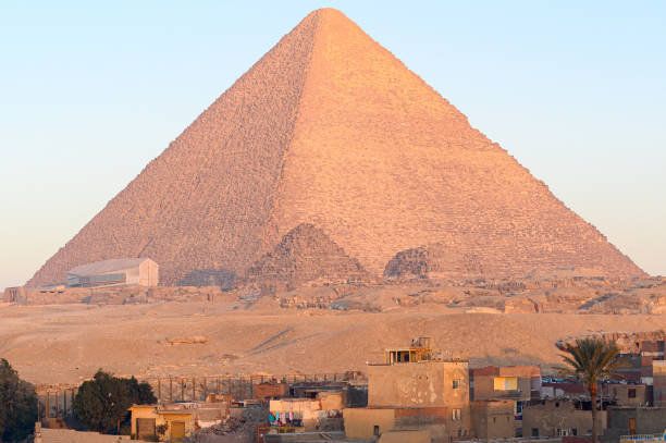 great pyramid of giza- the pyramids of menkaure- khafre and khufu- giza necropolis- unesco world heritage list 1979- egypt- egyptian civilisation- old kingdom- dynasty iv - pyramid of mycerinus imagens e fotografias de stock