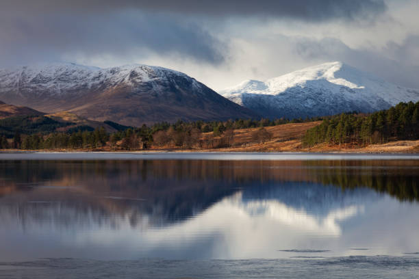 scottish highlands in winter - mountain reflection non urban scene moody sky imagens e fotografias de stock