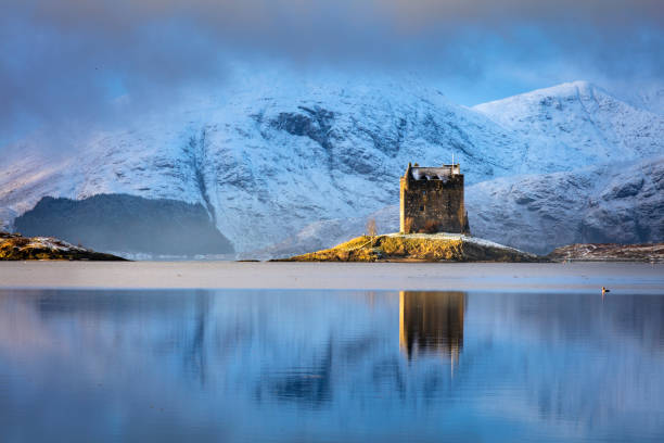 castle stalker, schottland - highlands region loch reflection mountain stock-fotos und bilder