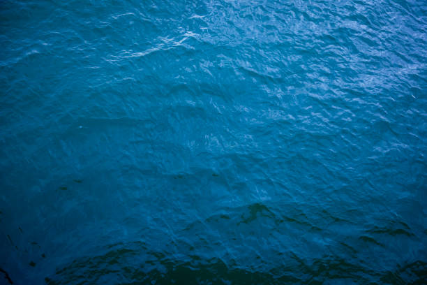 vista aerea delle onde del mare increspato. struttura blu del mare con onde. acqua mare o oceano per sfondo - ripple foto e immagini stock