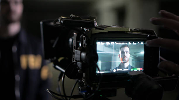 shooting a scene with an fbi agent on camera - reportagem imagens e fotografias de stock