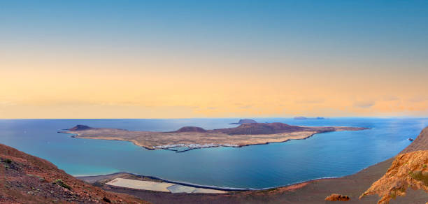 malerische aussicht auf die kleine insel la graciosa der kanarischen inseln - famara stock-fotos und bilder