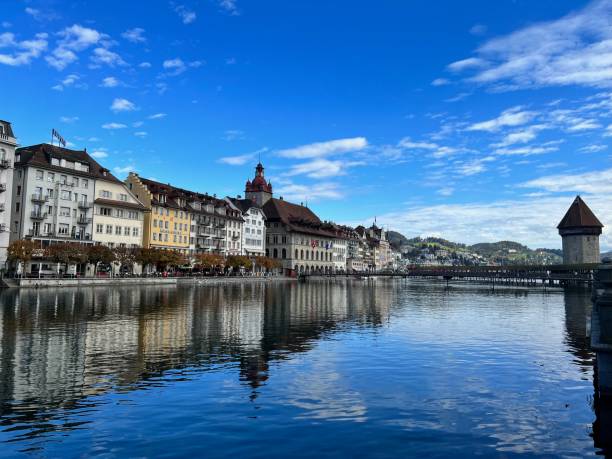 istock Lake in the city 1465041011