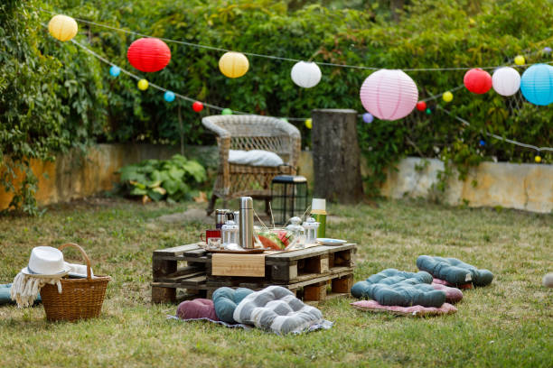 裏庭のガーデンパーティーの設定には、美しい装飾、食べ物と飲み物、屋外席があります