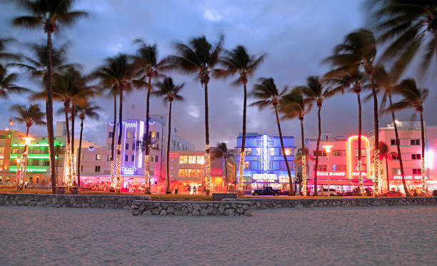 ambiance nocturne à ocean drive, quartier historique art déco à miami beach avec des hôtels illuminés - ocean drive south beach night miami beach photos et images de collection