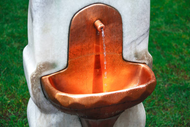 street tap with potable water - well fountain water pipe pipe imagens e fotografias de stock