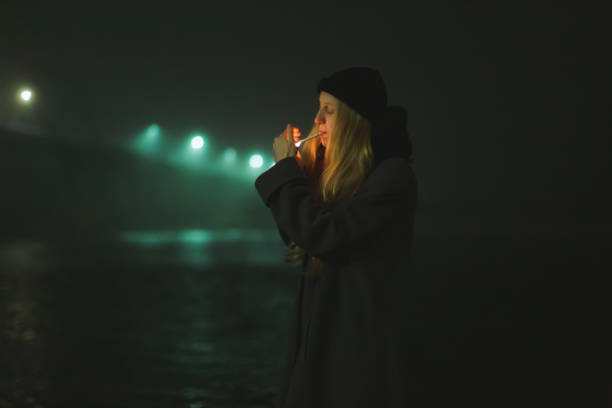 la donna bionda fuma sigaretta sulla strada notturna. solo - smoking women smoke smoking issues foto e immagini stock