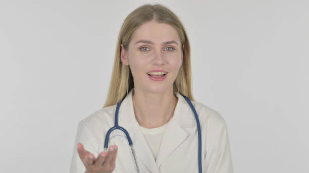 женщина-врач разговаривает об онлайн-видеозвонке на белом фоне - 11334 стоковые фото и изображения