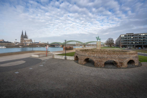 railway turntable of an old station hub with hohenzollern bridge and cologne cathedral - cologne, germany - rhine river audio imagens e fotografias de stock