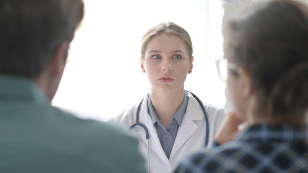 close up of female doctor talking with patients - 11927 imagens e fotografias de stock