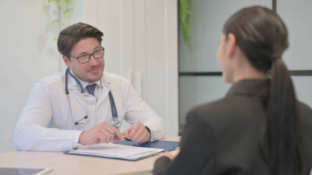 male doctor talking with female patient, treatment - 12014 imagens e fotografias de stock