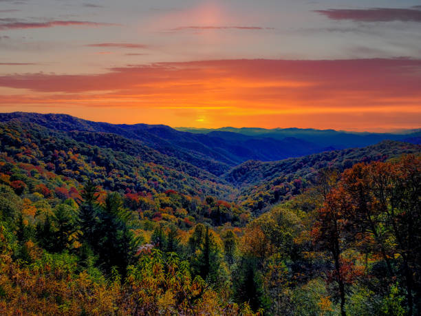 tramonto sulle montagne, parco nazionale delle great smoky mountains, tennessee. - parco nazionale great smoky mountains foto e immagini stock